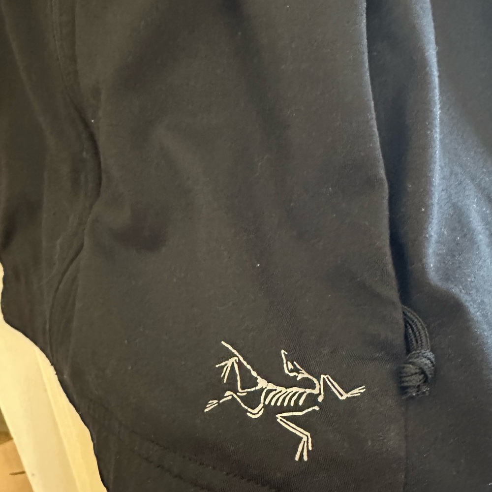 Large women’s arc’teryx zip up black - Picture 3 of 5